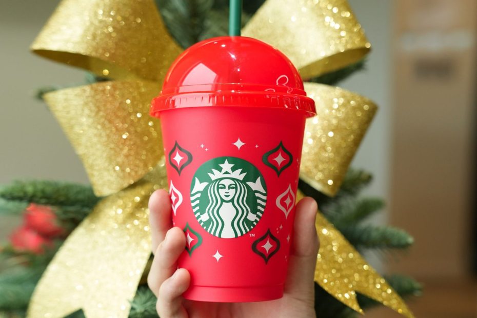 Một chiếc ly Reusable Cup mang cả mùa lễ hội trong tay dành riêng cho thành viên Starbucks Rewards