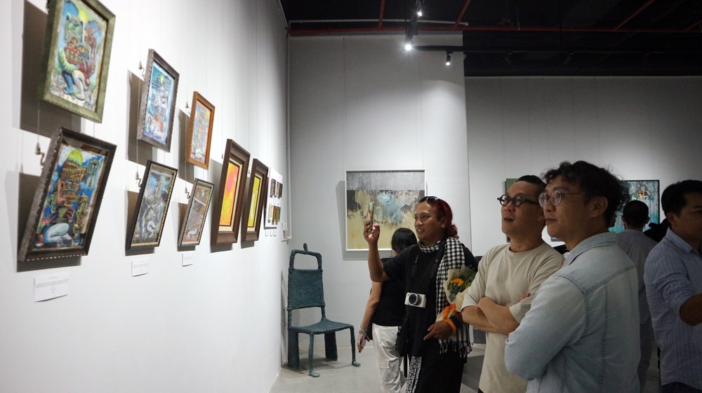 Chúc mừng sự kiện triễn lãm “Lotus Van 2025” – Dấu ấn nghệ thuật đương đại giữa lòng Cosmo City