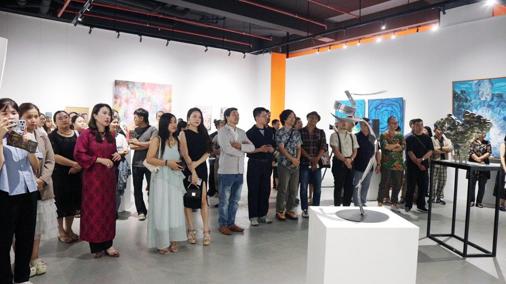 Chúc mừng sự kiện triễn lãm “Lotus Van 2025” – Dấu ấn nghệ thuật đương đại giữa lòng Cosmo City