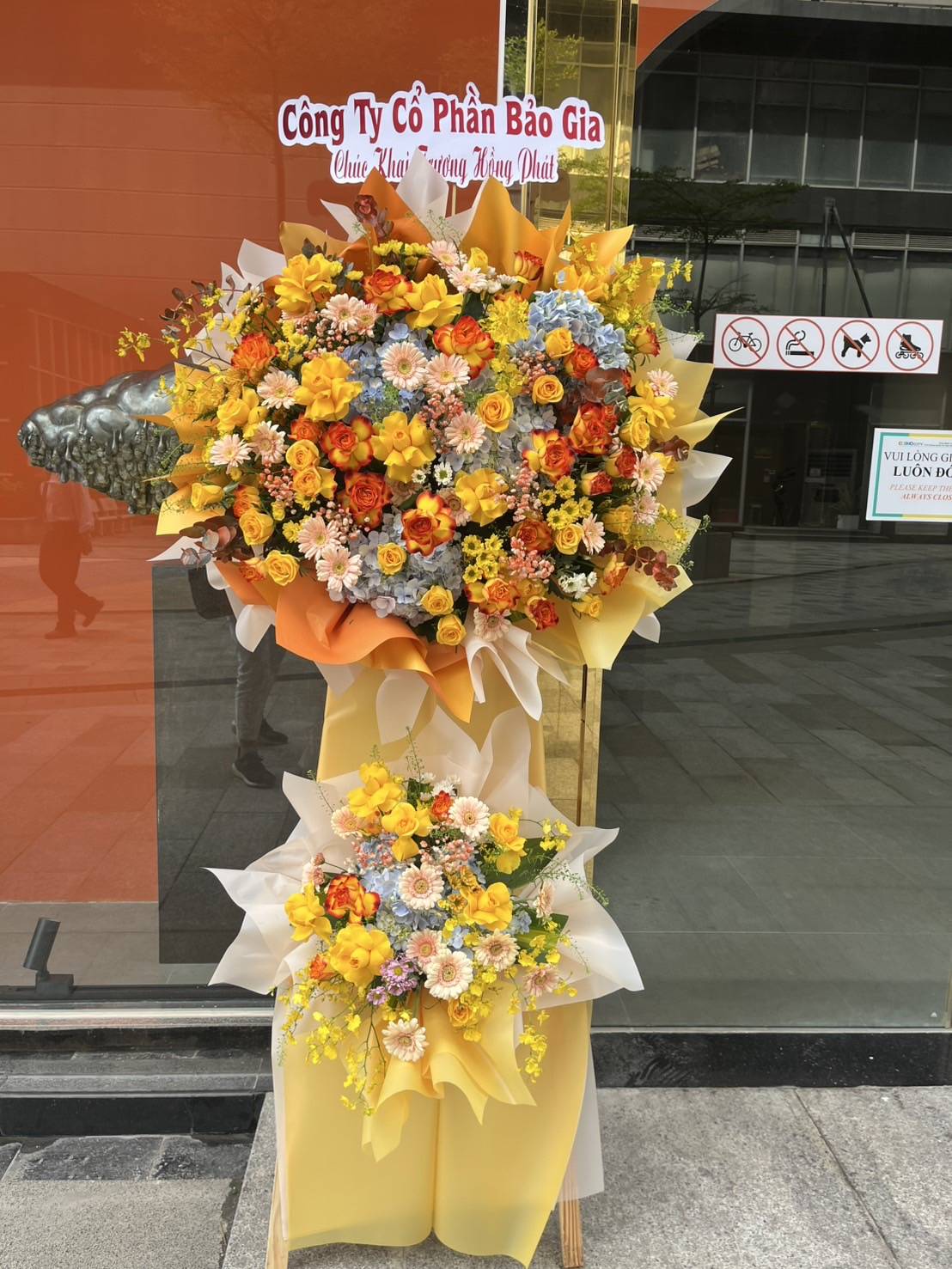 Chúc mừng sự kiện triễn lãm “Lotus Van 2025” – Dấu ấn nghệ thuật đương đại giữa lòng Cosmo City